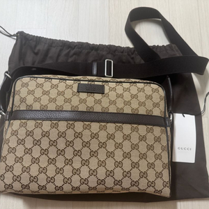 구찌 남성 캔버스 메신저백 판매합니다.