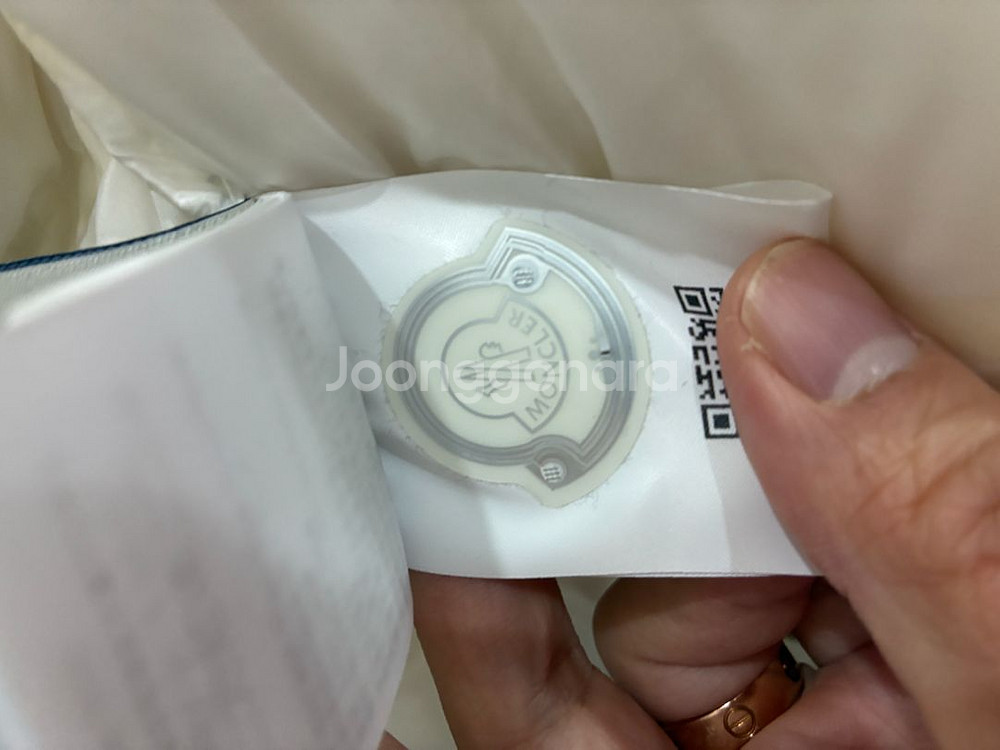 몽클레어 제니트 화이트패딩 1(100-105,오버핏)--9