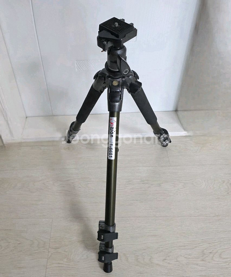 j1-6601 카메라삼각대 3만원에 판매합니다~~--0