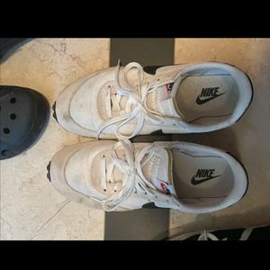 270 나이키 테일윈드 검흰