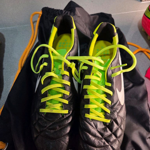 나이키 티엠포 레전드 4 (IV) HG 축구화