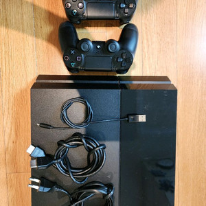 소니 플레이스테이션4, 컨트롤2개, 게임CD 8개