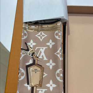 루이비통 모노그램 컨피덴셜 방도 스카프 베이지