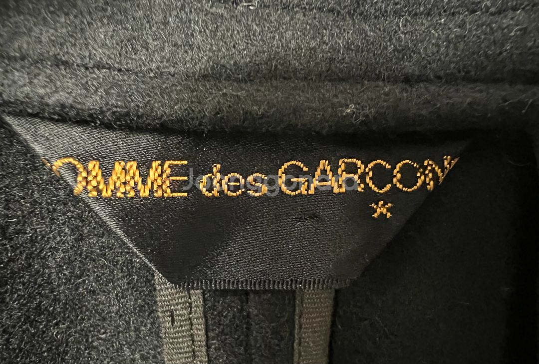 꼼데가르송 히든 노버튼 블랙 케이프 오버코트--2