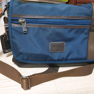 투미 확장형 크로스가방