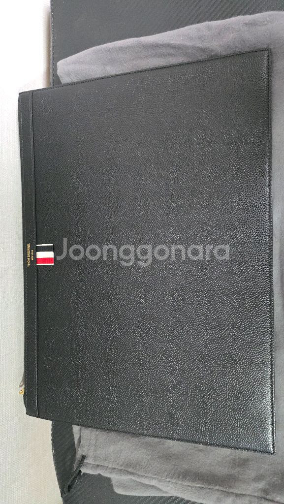 톰브라운 클러치백 라지 블랙페인 판매합니다--0