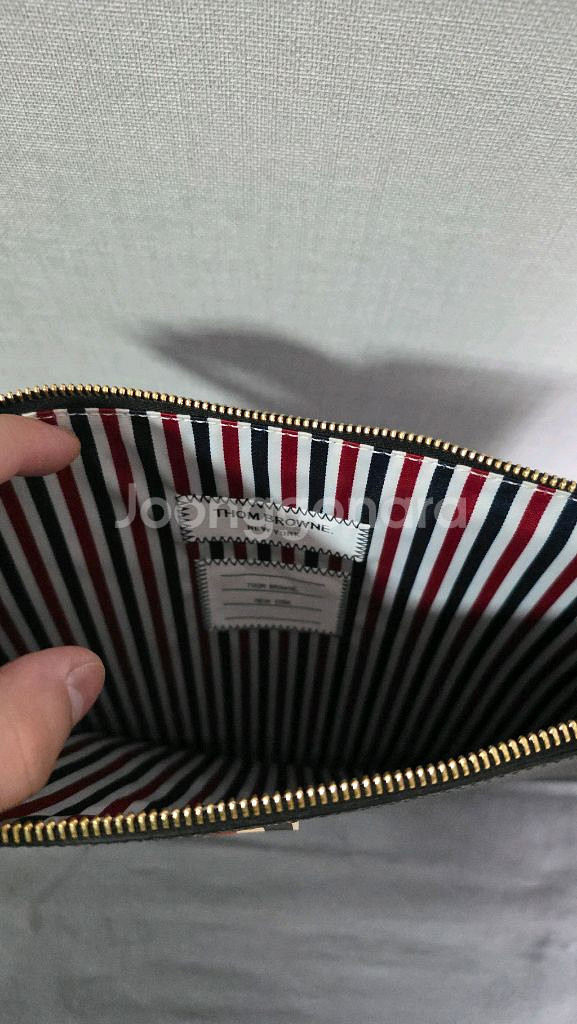 톰브라운 클러치백 라지 블랙페인 판매합니다--2