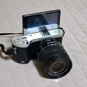 삼성 NX300M 미러리스 카메라와 18-55mm 렌즈