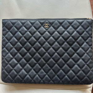 샤넬 캐비어 클러치 라지 팝니다