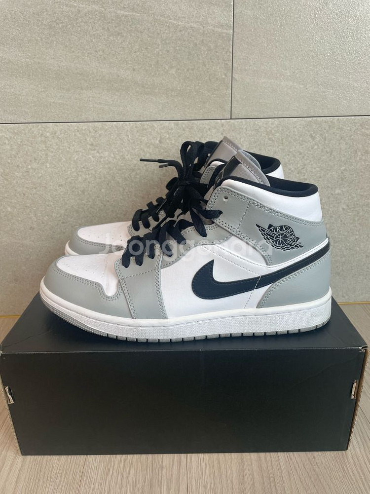 나이키 조던1 미드 라이트스모크 그레이 팝니다.(265--1