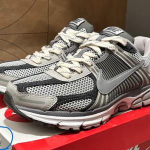 [260]새상품급 나이키 줌보메로5PRM라이트아이언오어