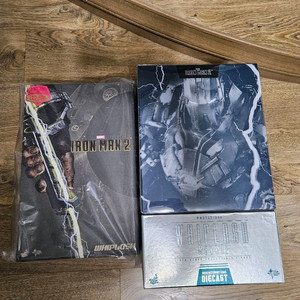 가격더인하) 핫토이 아이언맨 위플래쉬 1,2 팝니다.