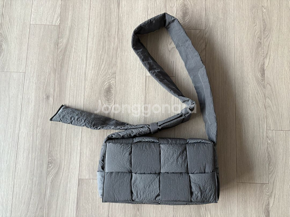 보테가베네타 패디드테크 카세트백--0