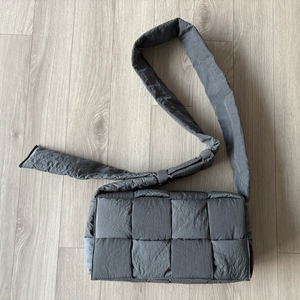 보테가베네타 패디드테크 카세트백