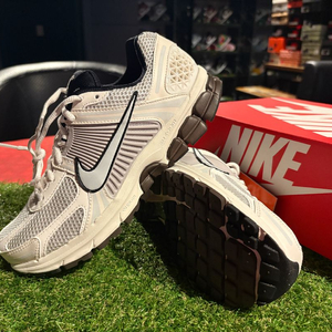 [새상품]나이키 줌보메로5 정가이하 (w280)