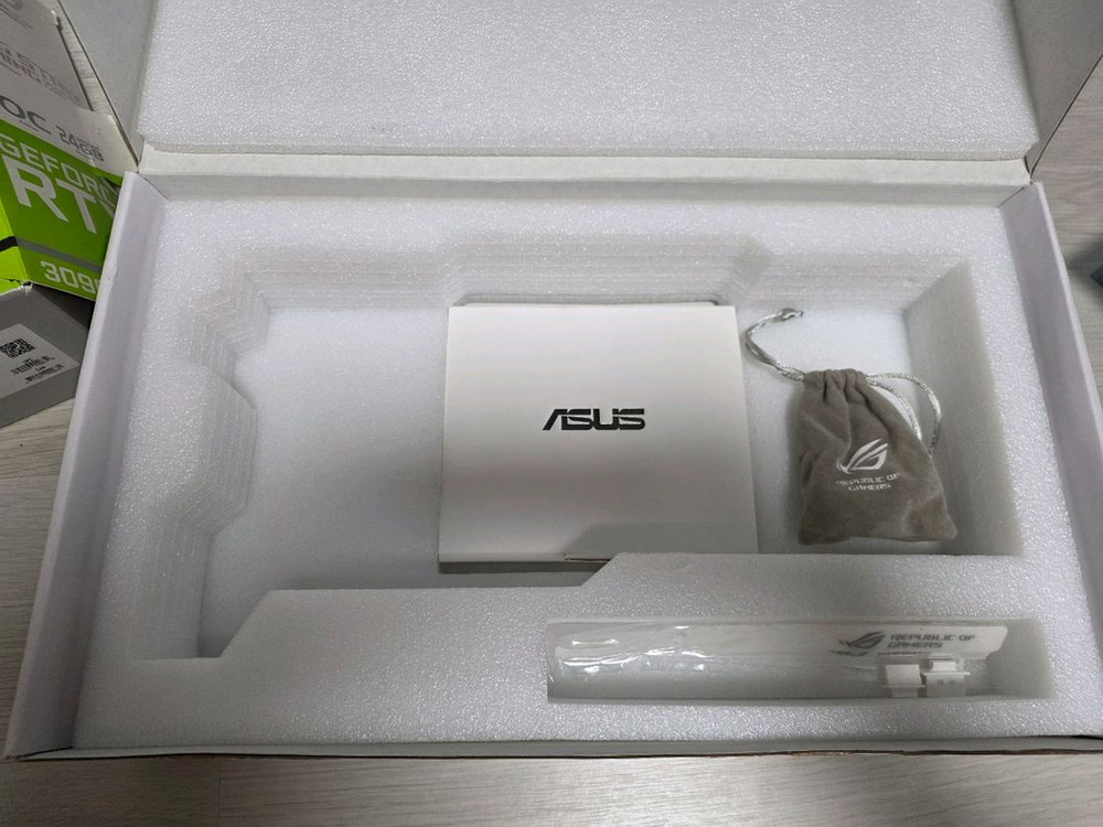 ROG 스트릭스 3090 24GB 화이트 팝니다--1