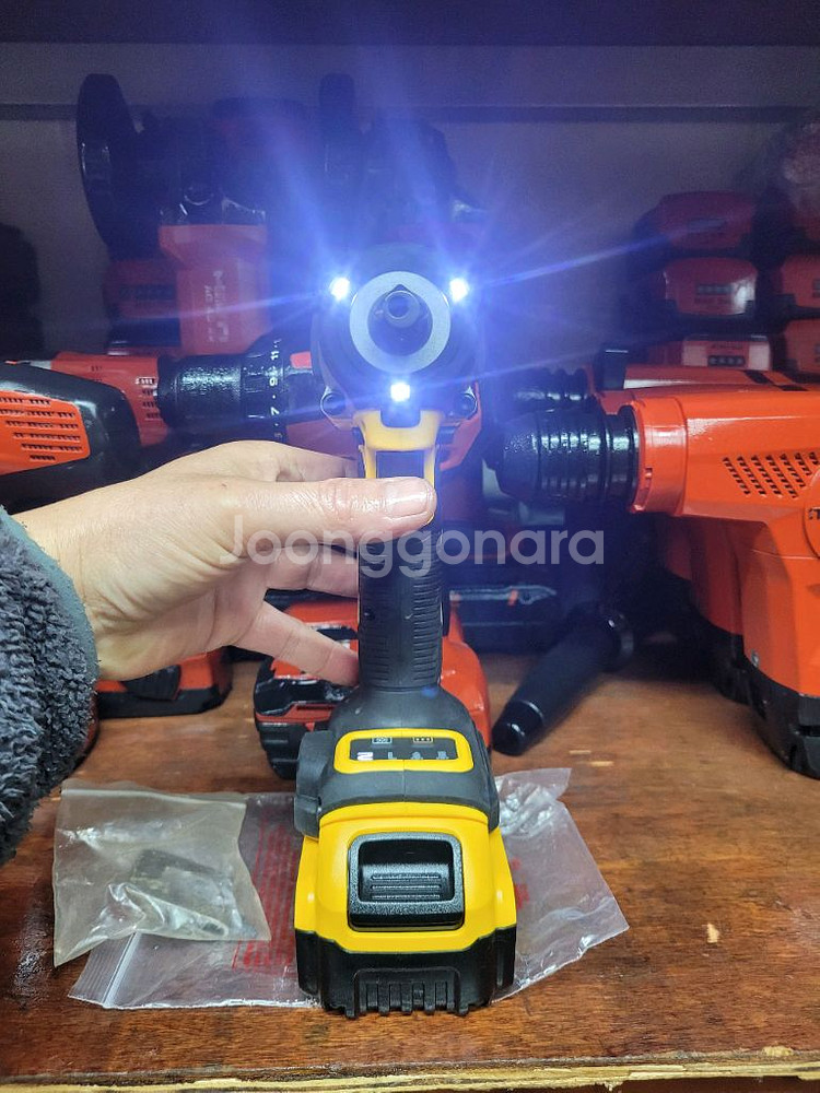 디월트충전임팩렌치DCF922 미드토크 속도조절 미사용신--1