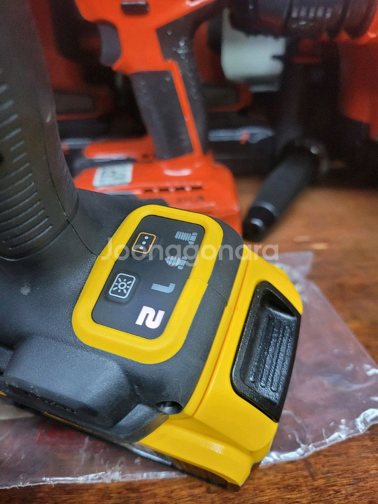 디월트충전임팩렌치DCF922 미드토크 속도조절 미사용신--2