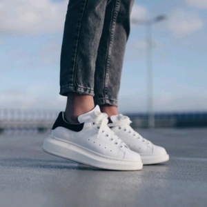 알렉산더 맥퀀 오버솔 스니커즈 급처 260~265사이즈