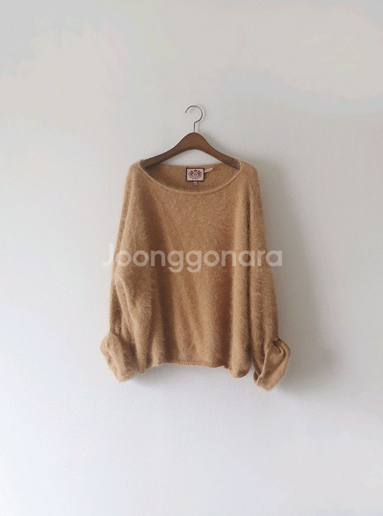 쥬시꾸뛰르 오버핏 보트넥 앙고라 니트 카멜 베이지--0