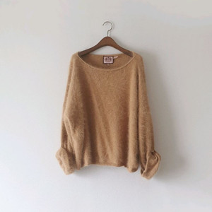 쥬시꾸뛰르 오버핏 보트넥 앙고라 니트 카멜 베이지