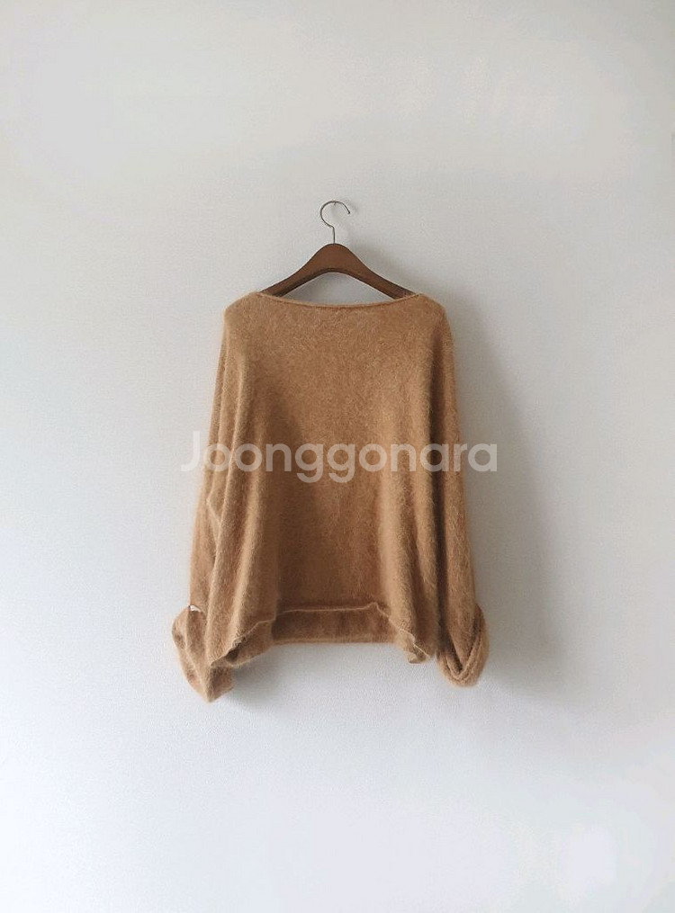 쥬시꾸뛰르 오버핏 보트넥 앙고라 니트 카멜 베이지--2
