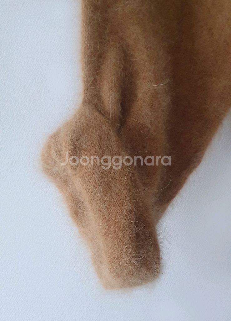 쥬시꾸뛰르 오버핏 보트넥 앙고라 니트 카멜 베이지--3