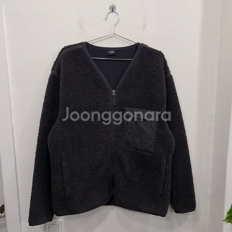 무신사스탠다드 체스트포켓 브이넥 뽀글이 플리스--1