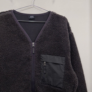 무신사스탠다드 체스트포켓 브이넥 뽀글이 플리스