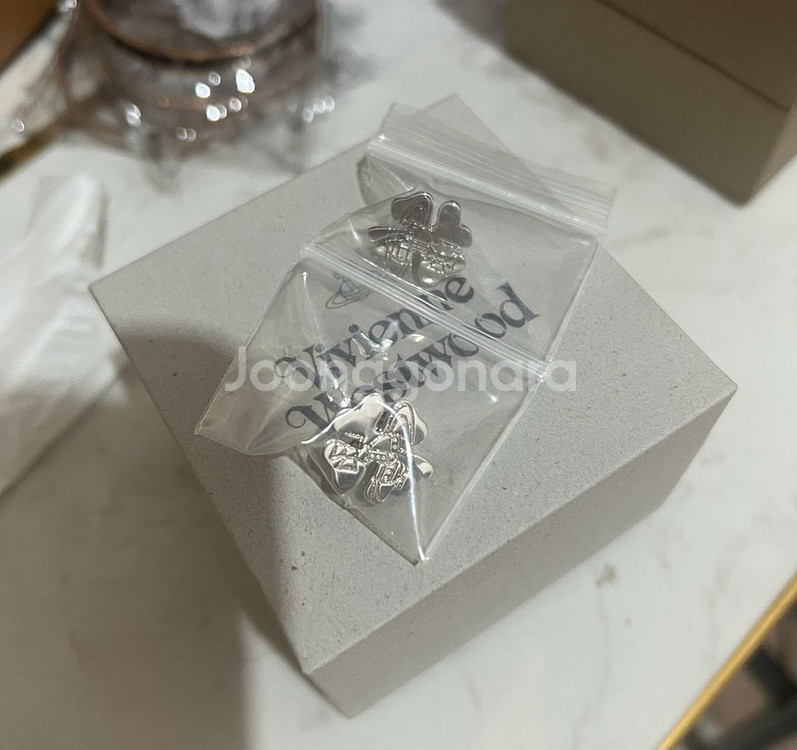 비비안 웨스트우드 실버 클로버 귀걸이 (새상품)--0