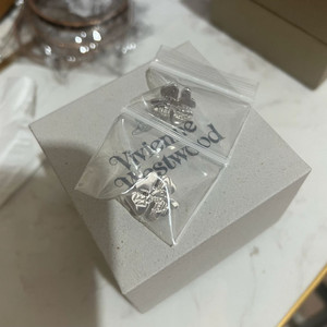 비비안 웨스트우드 실버 클로버 귀걸이 (새상품)