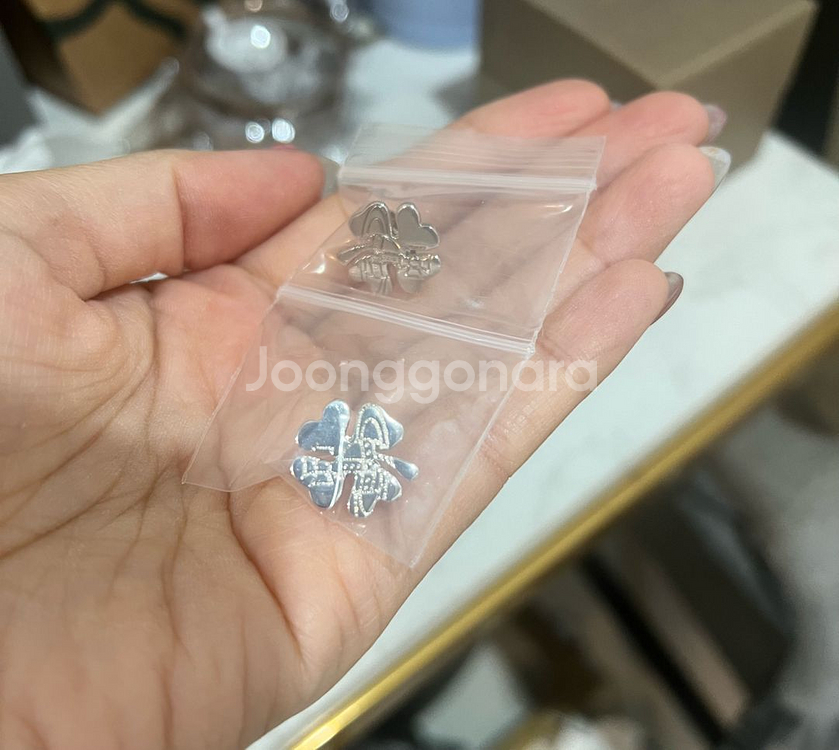 비비안 웨스트우드 실버 클로버 귀걸이 (새상품)--1