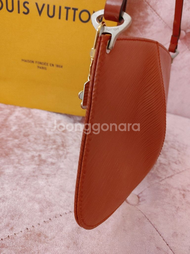 정품- 루이비통 에피 포쉐트 데미룬 미니백--4