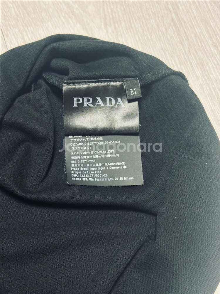 프라다 남성 Piqu 폴로셔츠 블랙 색상 M 사이즈입니--2