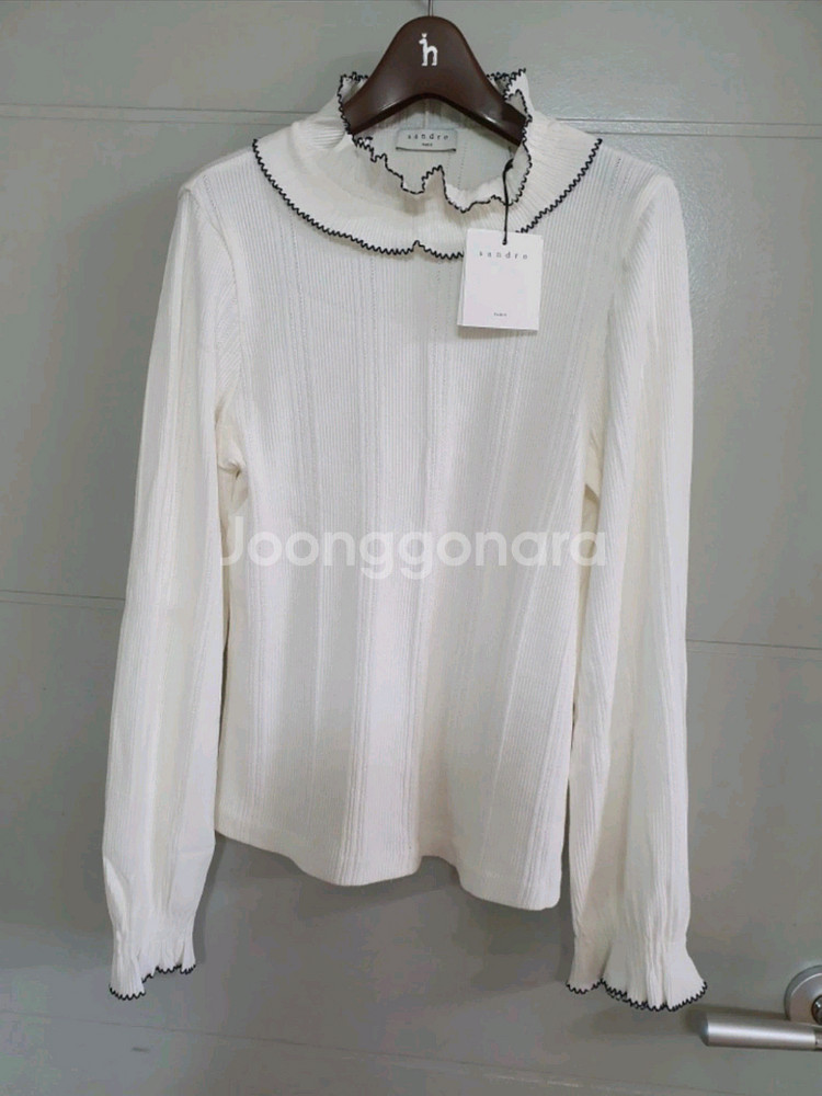 (명품) 산드로 새상품 화이트 프릴 블라우스.--0