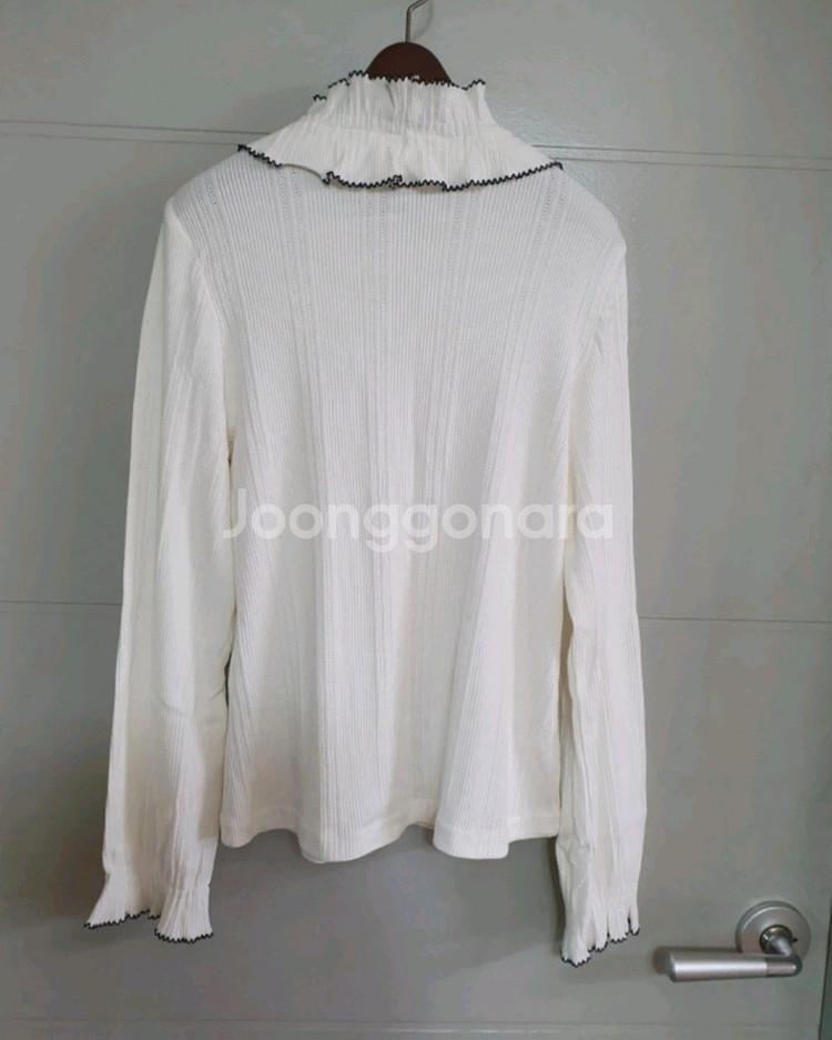 (명품) 산드로 새상품 화이트 프릴 블라우스.--1
