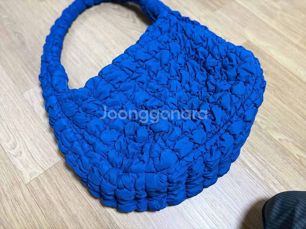 코스 퀄팅 오버사이즈 구름백 팝니다--0