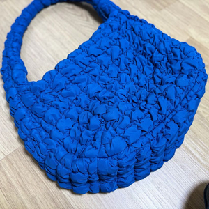 코스 퀄팅 오버사이즈 구름백 팝니다