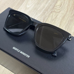 젠틀몬스터 모마티 팝니다