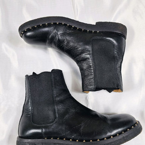 지방시락스터드첼시부츠