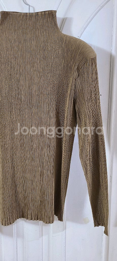 정품 이세이미야케 해칭 플리츠 하이넥 탑--4