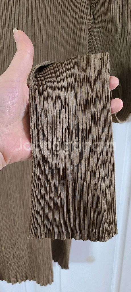 정품 이세이미야케 해칭 플리츠 하이넥 탑--5