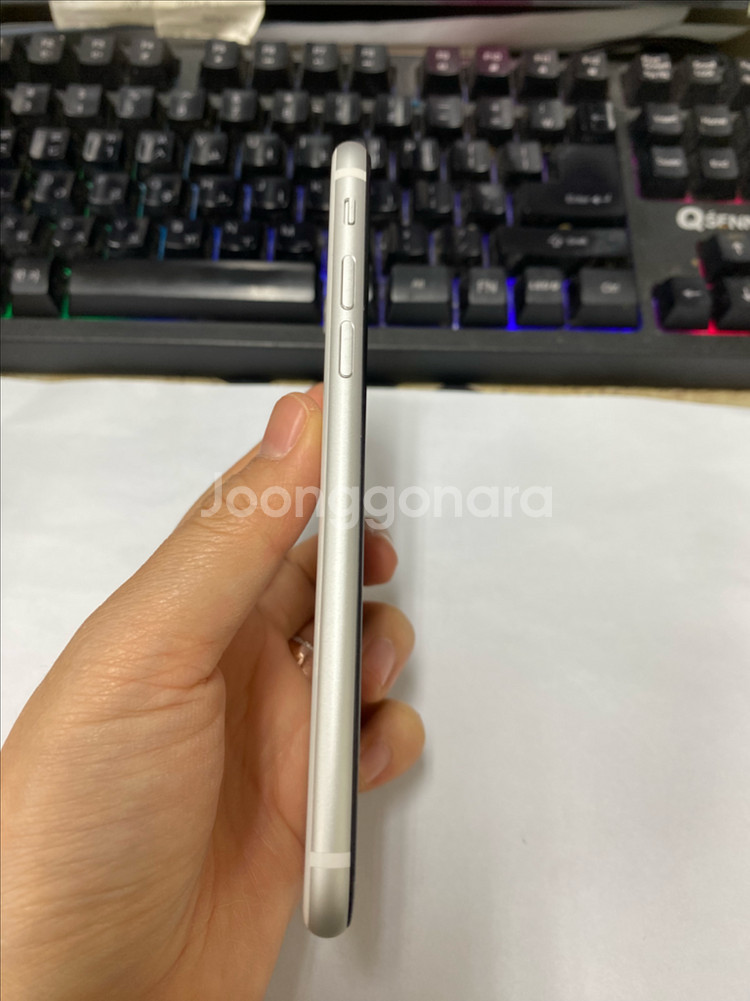 아이폰SE2 화이트 SSS급 128GB 배터리100%--4