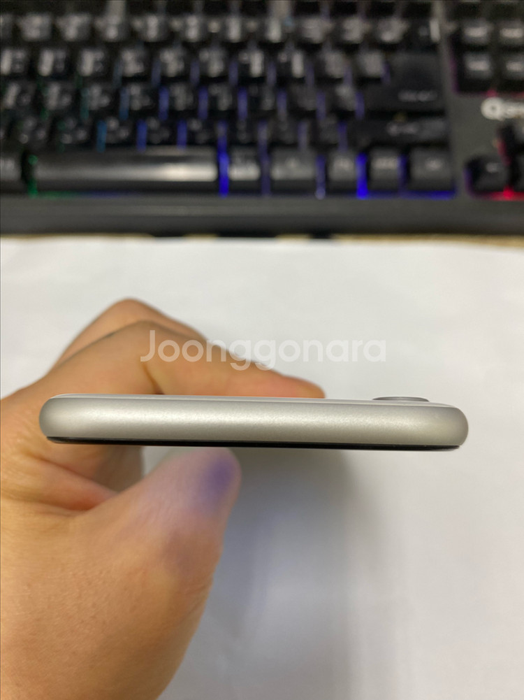 아이폰SE2 화이트 SSS급 128GB 배터리100%--3