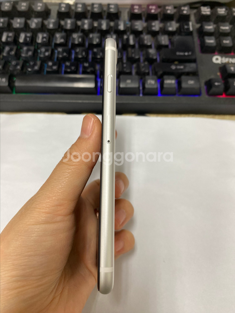 아이폰SE2 화이트 SSS급 128GB 배터리100%--5