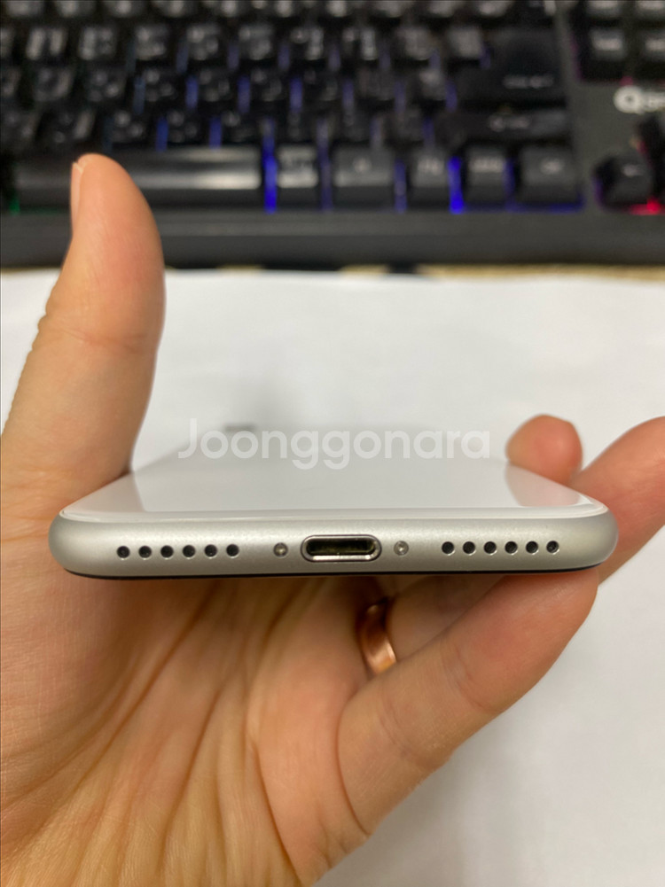 아이폰SE2 화이트 SSS급 128GB 배터리100%--6