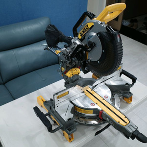 디월트 60v 12인치(304mm) 무선 각도절단기