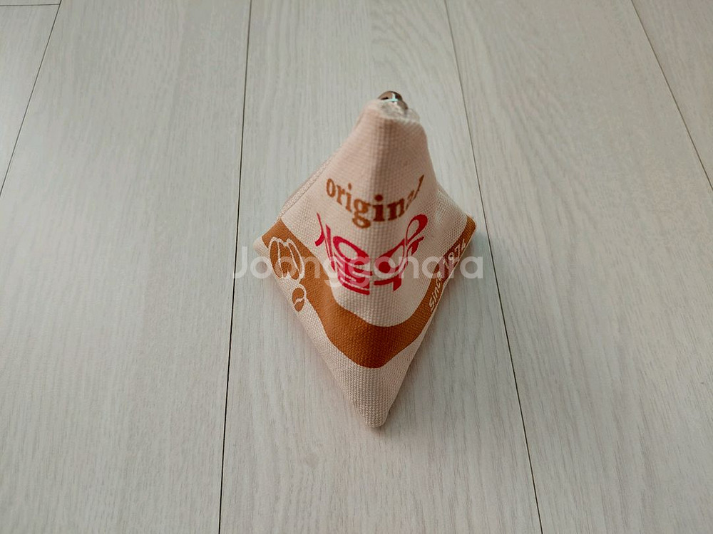 직거래][서울우유]삼각 파우치 키링 동전 지갑(밤색줄)--2