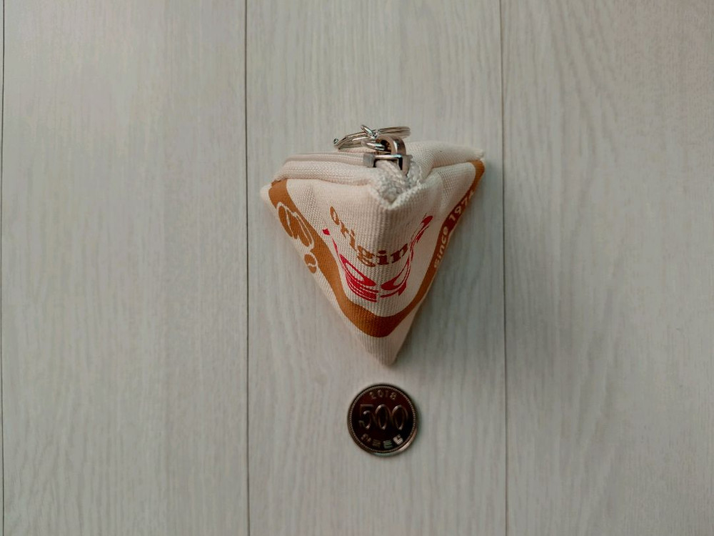 직거래] [서울우유] 삼각 파우치 키링 동전 지갑 (밤색줄) 이미지