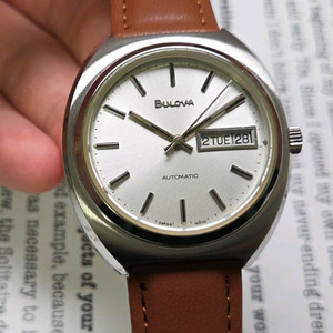 빈티지 부로바 터틀 오리지널 실버다이얼 데이데이트 오토